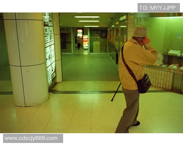 女子在日本街头偶遇足球明星感动不已与偶像合影留念的温馨瞬间